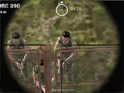 Jugador apuntando con rifle de francotirador en Sniper Mission, juego de acción de precisión en línea desde una posición elev