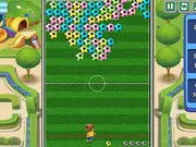 Jugador apunta y dispara burbujas temáticas de fútbol en el divertido juego de Popular Soccer Bubbles. Estrategia y puntería.